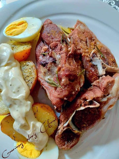Una foto de Paletilla de cordero, patatas y huevos al vapor con mayonesa
