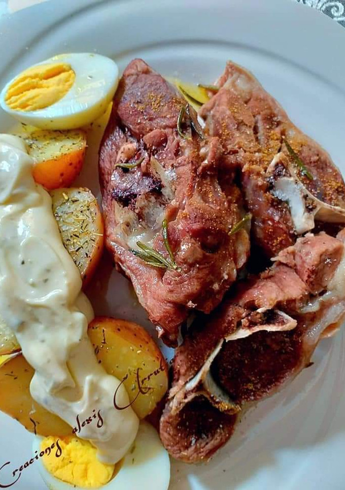 Una foto de Paletilla de cordero, patatas y huevos al vapor con mayonesa