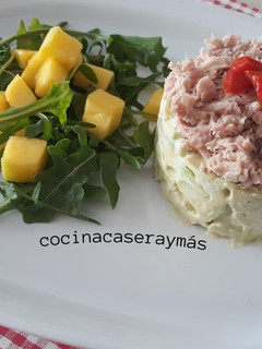 Una foto de Tartar de aguacate -con salsa tártara-