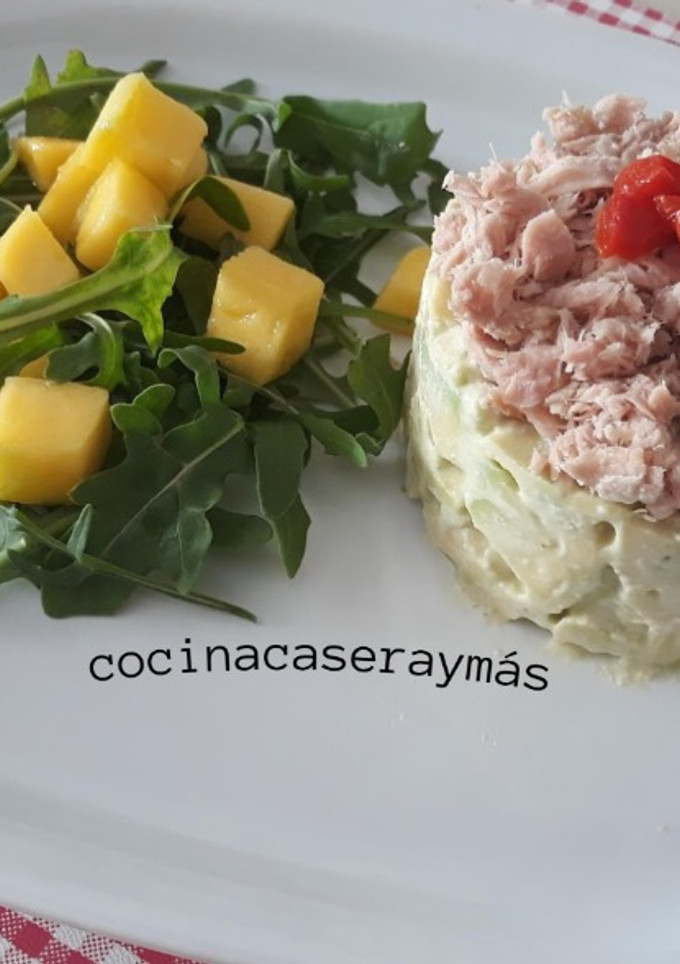 Una foto de Tartar de aguacate -con salsa tártara-
