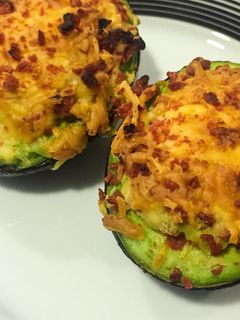 Una foto de Aguacates rellenos con tocino de soya y queso sabanero 🥓🧀🥑❤️