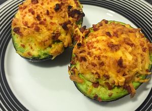 Una foto de Aguacates rellenos con tocino de soya y queso sabanero 🥓🧀🥑❤️