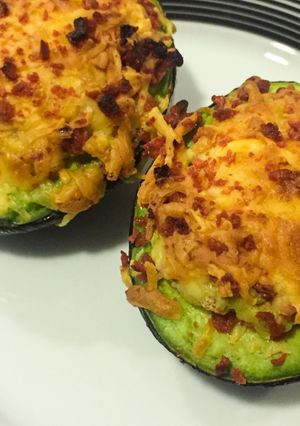 Una foto de Aguacates rellenos con tocino de soya y queso sabanero 🥓🧀🥑❤️