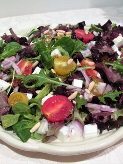 Una foto de Ensalada variada con queso fresco, tomatitos cherry y piñones