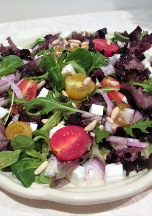 Foto principal de Ensalada variada con queso fresco, tomatitos cherry y piñones