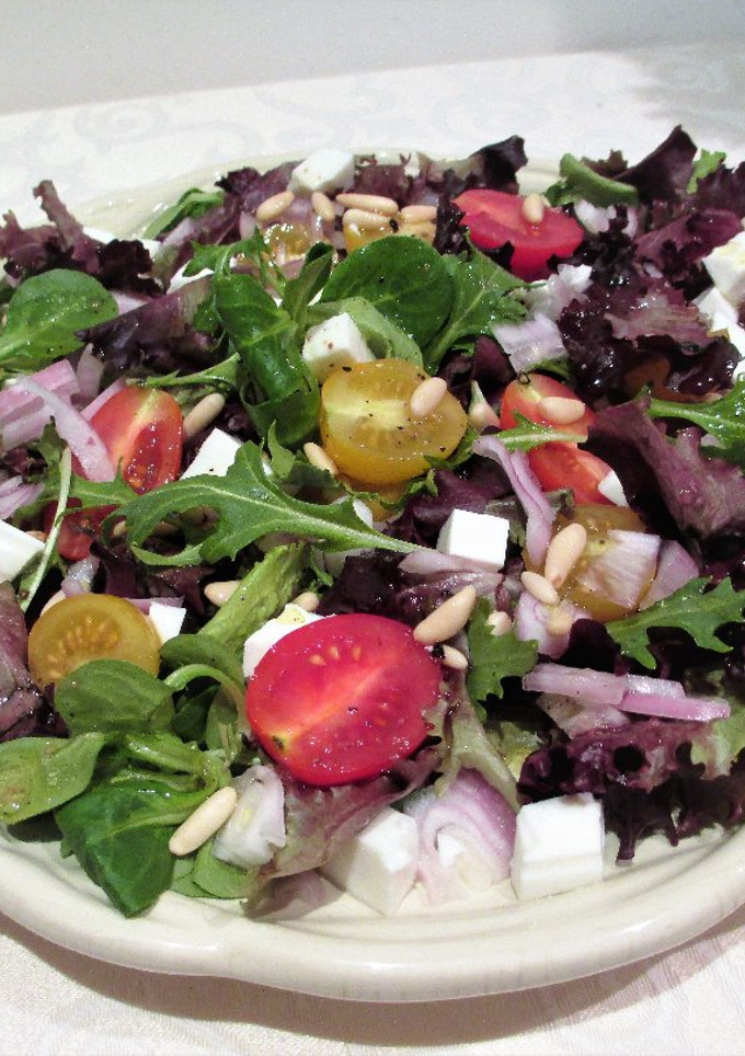 Una foto de Ensalada variada con queso fresco, tomatitos cherry y piñones