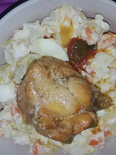 Una foto de Ensalada de papas con pollo guisado