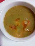 Sopa crema de mariscos casera desde el caldo