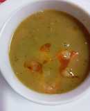 Sopa crema de mariscos casera desde el caldo