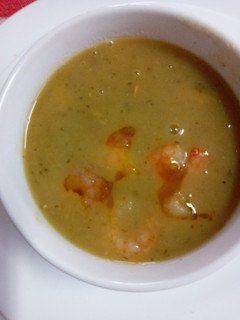 Una foto de Sopa crema de mariscos casera desde el caldo