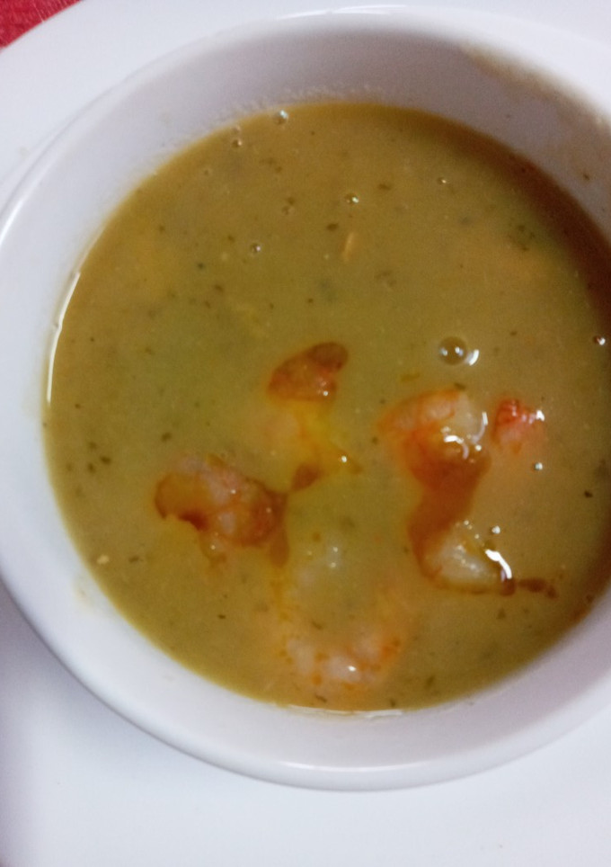Una foto de Sopa crema de mariscos casera desde el caldo
