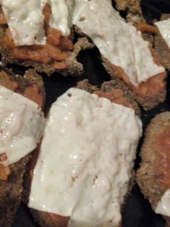 Una foto de Milanesa napolitana a mí manera con puré de papas