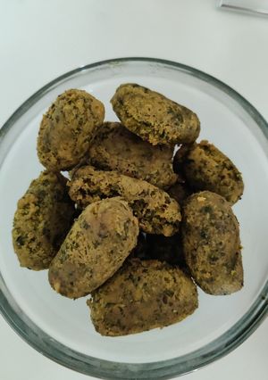 कोथिंबीर रोल / धनिया रोल(dhaniya roll recipe in hindi) रेसिपी मुख्य फोटो