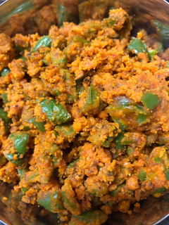 मसालेदार बेसन शिमला मिर्च (Masaledar Besan Shimla mirch recipe in Hindi) रेसिपी मुख्य फोटो
