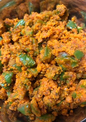 मसालेदार बेसन शिमला मिर्च (Masaledar Besan Shimla mirch recipe in Hindi) रेसिपी मुख्य फोटो