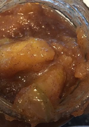 A picture of Applesauce with cinnamon.