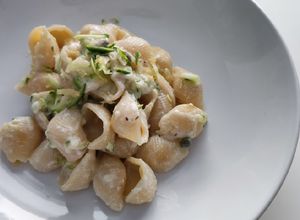 Foto di Conchiglie fredde con ricotta, zucchine, capperi e scorza di lim