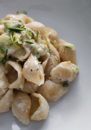 Foto di Conchiglie fredde con ricotta, zucchine, capperi e scorza di lim