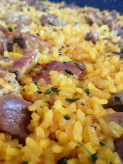 Una foto de Arroz seco con costillas y mollejas