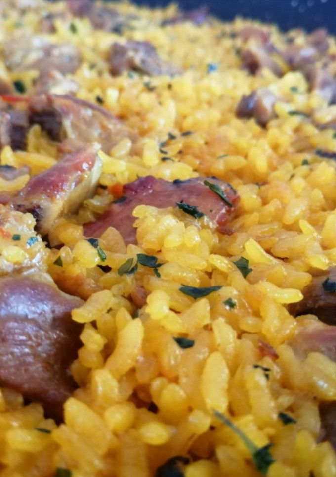 Una foto de Arroz seco con costillas y mollejas
