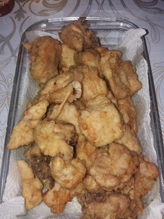 Una foto de Pollo enharinado y tortitas de patatas