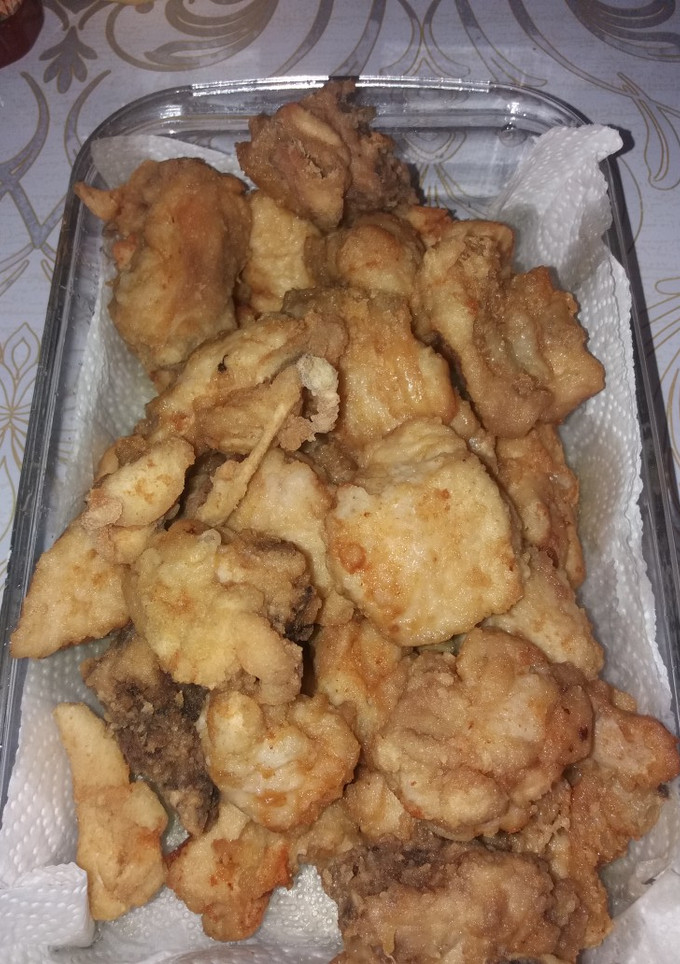 Una foto de Pollo enharinado y tortitas de patatas
