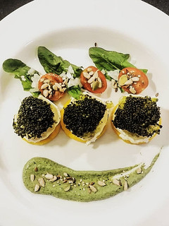 Una foto de Unos bocaditos de brócoli, mango, rulo y crema de espinacas