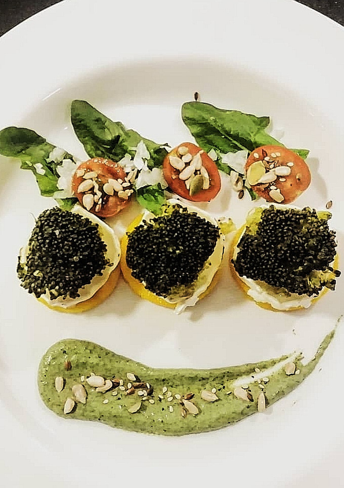 Una foto de Unos bocaditos de brócoli, mango, rulo y crema de espinacas