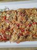 Masa de pizza con multisemillas casera con queso de untar y verduras
