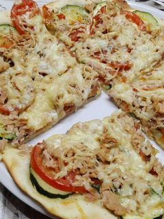 Una foto de 🍕Pizza vegetal con atún