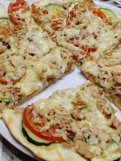 Una foto de 🍕Pizza vegetal con atún