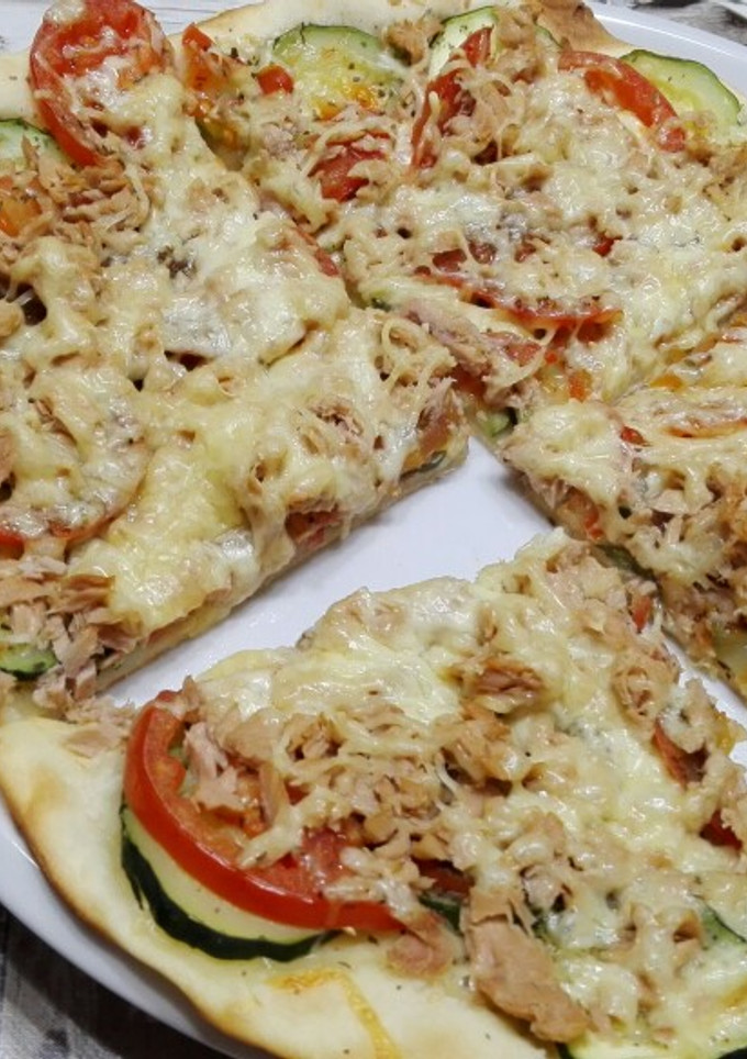 Una foto de 🍕Pizza vegetal con atún