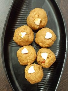 आटे के गुड़ वाले लड्डू(aate ke gud wale laddu recipe in hindi) रेसिपी मुख्य फोटो