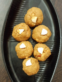आटे के गुड़ वाले लड्डू(aate ke gud wale laddu recipe in hindi) रेसिपी मुख्य फोटो
