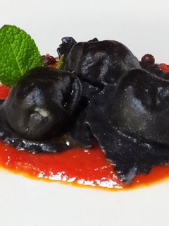 Foto di Cappellacci al nero di seppia,con merluzzo