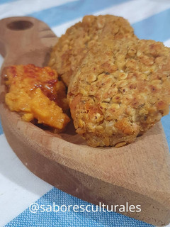 Una foto de 🔴 Hamburguesa de lentejas rojas y falso hummus de zanahoria 🥕