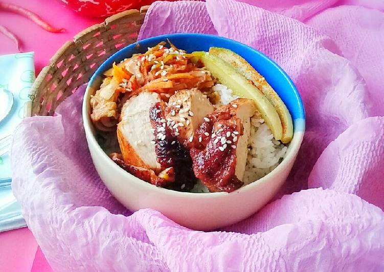 Rice bowl with chiken bulgogi
