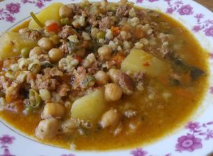 Una foto de Garbanzos con mote y verduras a mi estilo