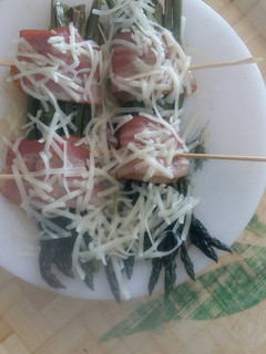 Una foto de Espárragos trigueros con bacon al microondas