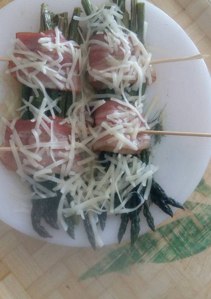 Una foto de Espárragos trigueros con bacon al microondas