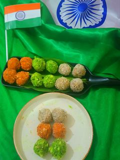 तिरंगा नारियल लड्डू (ताजे नारियल से बना) रेसिपी मुख्य फोटो