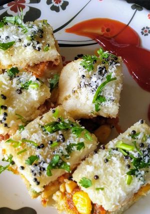 सँडविच ढोकळा (sandwich dhokla recipe in marathi) रेसिपी चे मुख्य फोटो