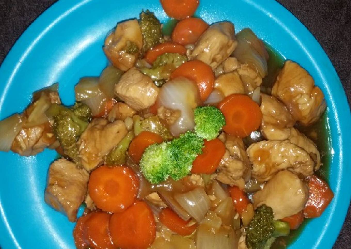 Pollo con brócoli y zanahoria (comida china)