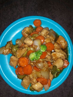Una foto de Pollo con brócoli y zanahoria (comida china)