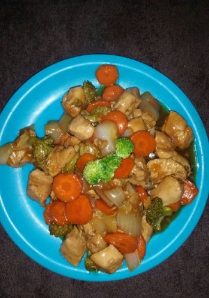 Una foto de Pollo con brócoli y zanahoria (comida china)