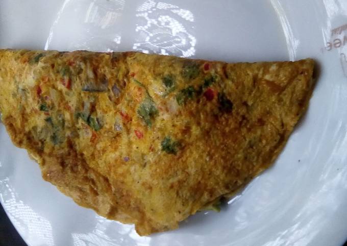 Turmeric omelette stuffed with fruits