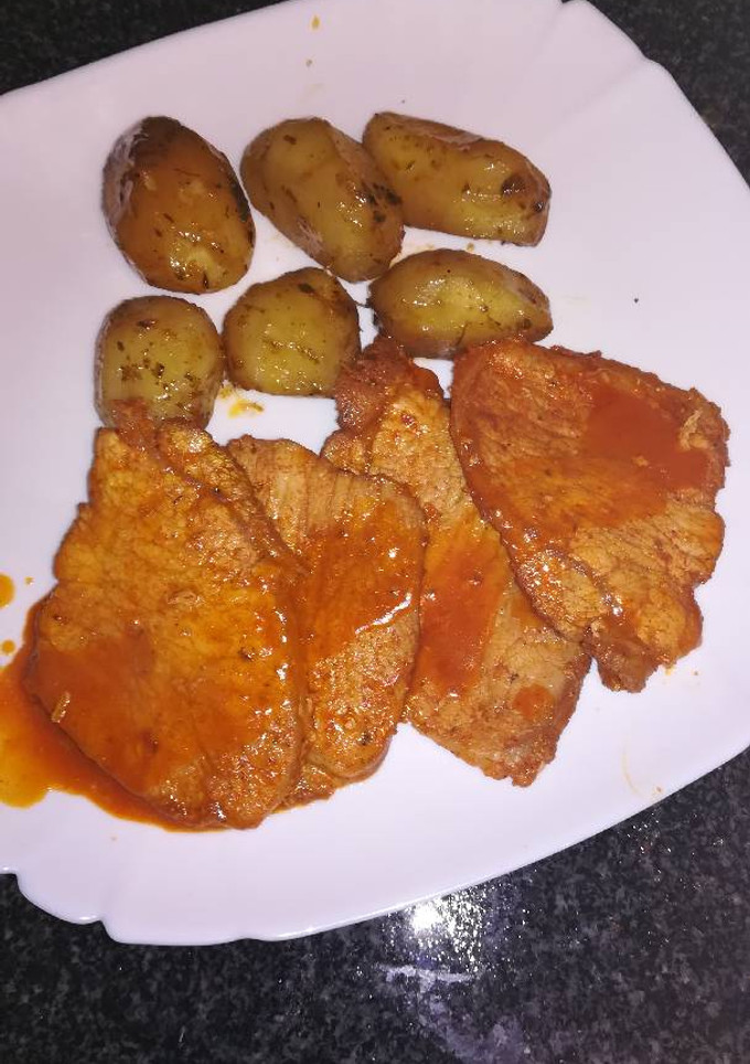 Una foto de Lomo adobado casero a la plancha con patatas asadas