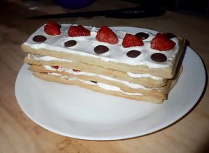 Una foto de Mil hojas de frambuesa y chocolate