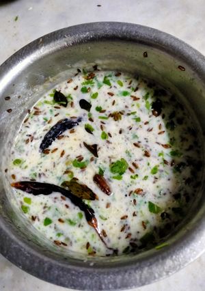 ગુજરાતી કઢી (Gujarati Kadhi Recipe In Gujarati) રેસીપી મુખ્ય ફોટો