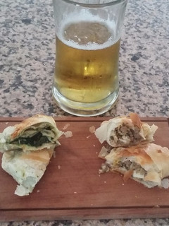 Una foto de Empanadas de carne y de pollo con acelga y salsa blanca
